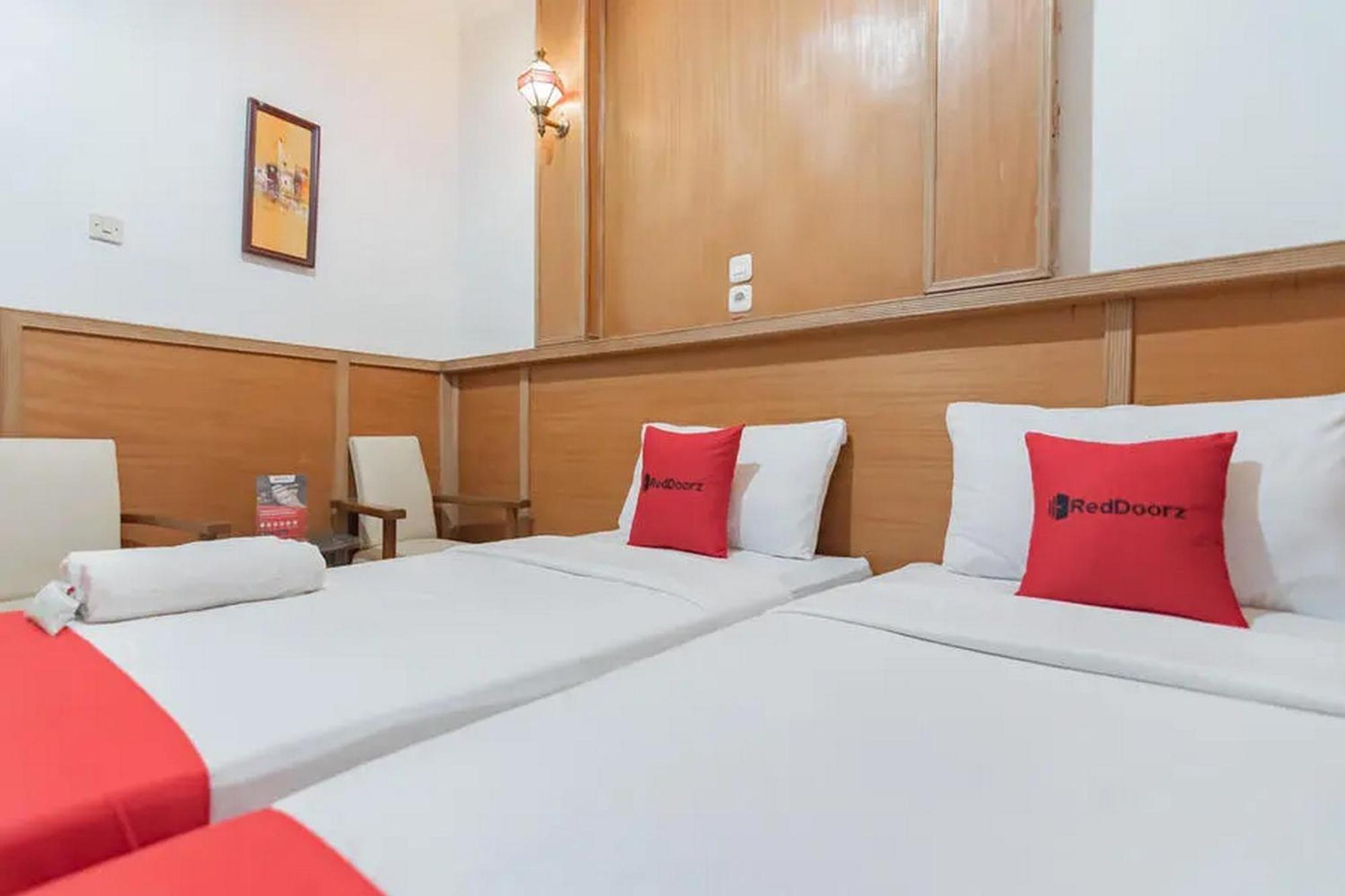 Reddoorz At Arwiga Hotel Near Rs Hasan Sadikin Bandung Exterior foto